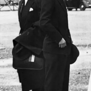 Herr Prinz Philipp mit seinem Privatsekretär Oberlieutnant Kommandant Michael Parker auf Gibraltar Herr Prinz Philipp mit seinem Privatsekretär Oberlieutnant Kommandant Michael Parker auf Gibraltar