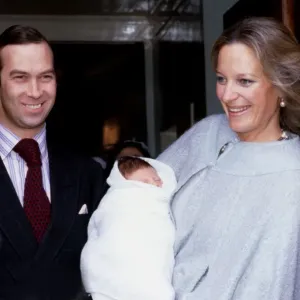 Príncipe y Princesa Miguel de Kent con su hijo bebé Lord Federico Windsor, saliendo de St. Príncipe y Princesa Miguel de Kent con su hijo bebé Lord Federico Windsor, saliendo de St.