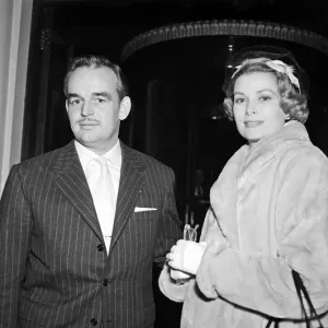 Le prince Rainier et la princesse Grâce de Monaco arrivent à l'hôtel Connaught après avoir.