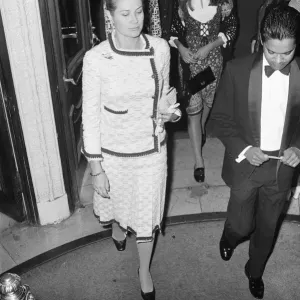 Le prince Rainier et la princesse Grâce de Monaco arrivant avec leur fille la princesse. Le prince Rainier et la princesse Grâce de Monaco arrivant avec leur fille la princesse.