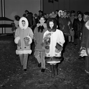 La princesa Ana, el príncipe Carlos y la reina Isabel II en una gira real de Canadá. La princesa Ana, el príncipe Carlos y la reina Isabel II en una gira real de Canadá.