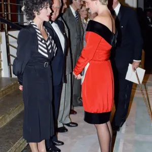 Königin Diana mit Schauspielerin Joan Collins nach einer Wohltätigkeitsaufführung des Stücks Private Königin Diana mit Schauspielerin Joan Collins nach einer Wohltätigkeitsaufführung des Stücks Private