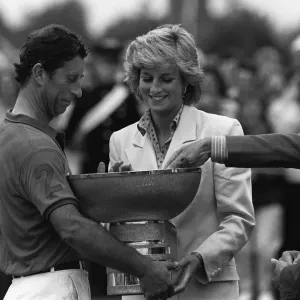 LA PRINCESA DIANA LE PRESENTA A PRÍNCIPE CARLOS UN TROFEO EN UN PARTIDO DE POLO. JULIO 1987 (87 / 4518) LA PRINCESA DIANA LE PRESENTA A PRÍNCIPE CARLOS UN TROFEO EN UN PARTIDO DE POLO. JULIO 1987 (87 / 4518)