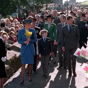 PRINCESA DIANA, PRÍNCIPE WILLIAM Y PRÍNCIPE CARLOS CAMINANDO A TRAVÉS DE MULTITUDES DE FANÁTICOS MIENTRAS ELLOS PRINCESA DIANA, PRÍNCIPE WILLIAM Y PRÍNCIPE CARLOS CAMINANDO A TRAVÉS DE MULTITUDES DE FANÁTICOS MIENTRAS ELLOS