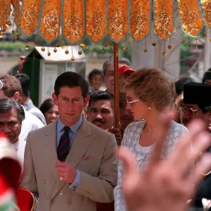 PRINCESS DIANA, WEARING PALE BLUE AND WHITE SKIRT SUIT, WITH PRINCE CHARLES DURING TOUR PRINCESS DIANA, WEARING PALE BLUE AND WHITE SKIRT SUIT, WITH PRINCE CHARLES DURING TOUR