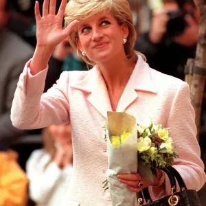 PRINCESS DIANA WEARING WHITE JACKET AND CARRYING FLOWERS LEAVES A LONDON ENGAGEMENT IN PRINCESS DIANA WEARING WHITE JACKET AND CARRYING FLOWERS LEAVES A LONDON ENGAGEMENT IN