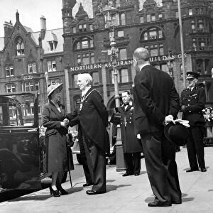 Princess Elizabeth arrives in Albert Square, Manchester