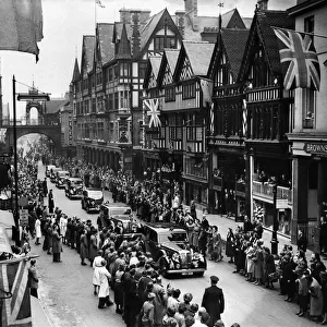Princess Elizabeth visits Chester, Cheshire: General view as crowd closes in on the Royal