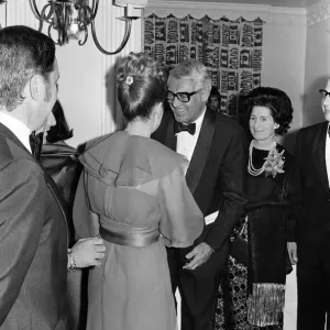 La princesse Grâce de Monaco assiste à un bal du Club de la variété de Grande-Bretagne à Leeds.