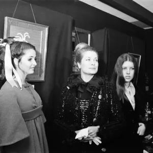 La princesse Grâce de Monaco et sa fille la princesse Caroline ont ouvert une exposition de tissus.