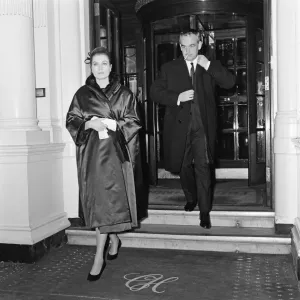 La princesse Grâce de Monaco et son mari le prince Rainier III quittant l'hôtel Connaught. La princesse Grâce de Monaco et son mari le prince Rainier III quittant l'hôtel Connaught.