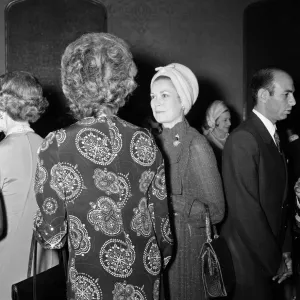 La princesse Grâce de Monaco à une fête donnée par la reine Farah Diba (Impératrice). La princesse Grâce de Monaco à une fête donnée par la reine Farah Diba (Impératrice).