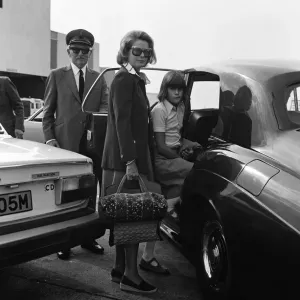 La princesse Grâce de Monaco et sa fille de dix ans, la princesse Stéphanie, sont arrivées.
