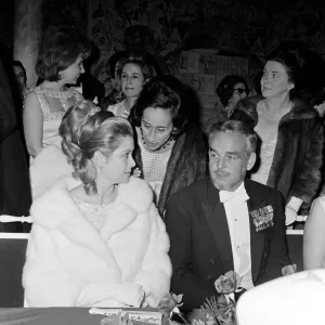 La princesse Grâce et le prince Rainier de Monaco assistent à un bal des débutantes à Séville, en Espagne.