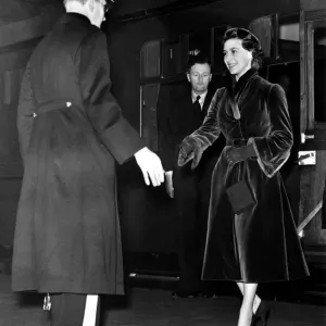 La princesse Margaret est accueillie par le vicomte Allendale lorsqu'elle descend de train à.