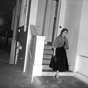 Princess Margaret leaves a flat October 1955 weby