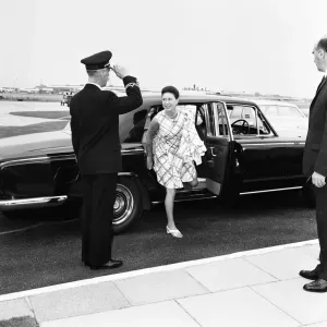 La princesa Margarita saliendo de LAP para ir a Cerdeña con el Aga Khan. La princesa Margarita saliendo de LAP para ir a Cerdeña con el Aga Khan.