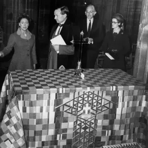 Königin Margarete besucht das Glasgower Dom und wird mit dem Minster Rev abgebildet Königin Margarete besucht das Glasgower Dom und wird mit dem Minster Rev abgebildet
