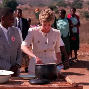 PRINCESS OF WALES DISHING OUT FOOD DURING A VISIT TO RED CROSS CHARITY PROJECT IN PRINCESS OF WALES DISHING OUT FOOD DURING A VISIT TO RED CROSS CHARITY PROJECT IN