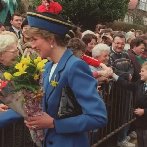 PRINCESS OF WALES, SHAKING HANDS WITH CROWDS ACCOMPANIED BY PRINCE PRINCESS OF WALES, SHAKING HANDS WITH CROWDS ACCOMPANIED BY PRINCE