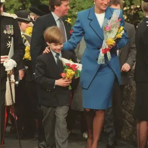 PRINCESS OF WALES, SMILING LEADING PRINCE WILLIAM AFTER MEETING CROWDS PRINCESS OF WALES, SMILING LEADING PRINCE WILLIAM AFTER MEETING CROWDS