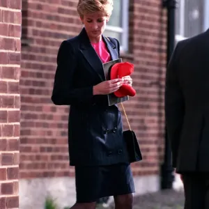 PRINCESS OF WALES IN STREET LEAVING THE RED CROSS CENTRE IN NORTH LONDON - 1993 PRINCESS OF WALES IN STREET LEAVING THE RED CROSS CENTRE IN NORTH LONDON - 1993
