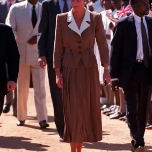 PRINCESS OF WALES DURING A VISIT TO RED CROSS CHARITY PROJECTS IN ZIMBABWE - JULY 1993 PRINCESS OF WALES DURING A VISIT TO RED CROSS CHARITY PROJECTS IN ZIMBABWE - JULY 1993