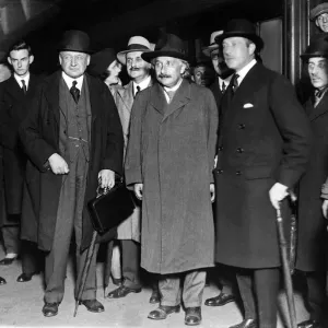 Le professeur Albert Einstein (au centre) photographié à son arrivée à la gare Victoria. Le professeur Albert Einstein (au centre) photographié à son arrivée à la gare Victoria.