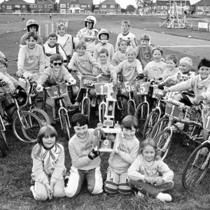 Fiers comme des coqs - ces cyclistes de BMX vedettes télévisées montrent leur dernier trophée. 20 août 1986.