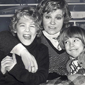 PRUNELLA SCALES WITH HER SONS SAM AND JOE - 1977 01 / 01 / 1977