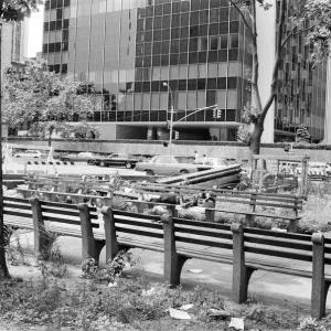 Bancs publics, District des bureaux, New York, États-Unis, juin 1984. Bancs publics, District des bureaux, New York, États-Unis, juin 1984.