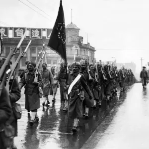 Soldados de Punjab del Fuerza de Defensa de Shanghai marchando por las calles de.
