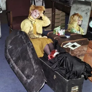 La chanteuse punk et actrice Toyah Willcox dans son cercueil à Battersea, Londres. 13 mai 1979.