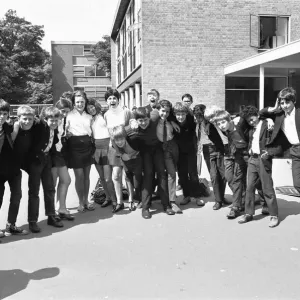 Studenti e amici di una scuola secondaria superiore non identificata a Londra 4 luglio 1969. Studenti e amici di una scuola secondaria superiore non identificata a Londra 4 luglio 1969.