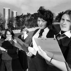 Cinque alunne della Hodge Hill Girls School, Birmingham, che stanno completando un progetto su.