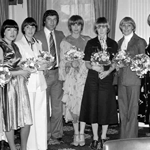 Purdy competition winners with actress Joanna Lumley. 24 / 07 / 1977