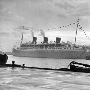 The Queen of Bermuda ship enters the River Tyne