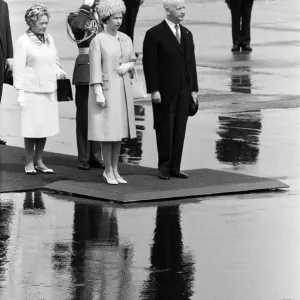 La Reine à l'aéroport de Cologne, en Allemagne de l'Ouest, photographiée avec le Président de la République fédérale. La Reine à l'aéroport de Cologne, en Allemagne de l'Ouest, photographiée avec le Président de la République fédérale.