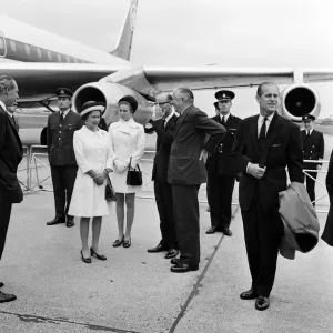 La Reina, El Duque de Edimburgo y la Princesa Ana esperando para abordar el avión a las 10. La Reina, El Duque de Edimburgo y la Princesa Ana esperando para abordar el avión a las 10.