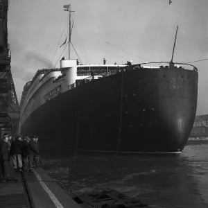 The Queen Elizabeth 1948 LThe huge bulk of the Queen Elizabeth prepares to leave The Queen Elizabeth 1948 LThe huge bulk of the Queen Elizabeth prepares to leave