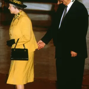 La reine Elizabeth avec Boris Yeltsin derrière et semblant pincer la monarche.