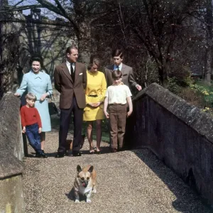 Reine Elizabeth avec sa famille au château de Windsor en 1968 qui sont le prince Philippe et le prince. Reine Elizabeth avec sa famille au château de Windsor en 1968 qui sont le prince Philippe et le prince.