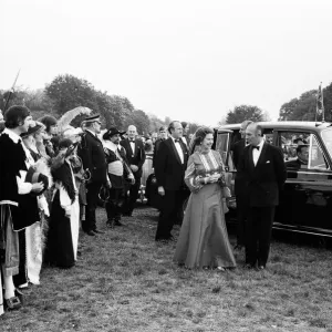 La reine Elizabeth II arrive à la Royal Windsor Big Top Show organisée par Billy Smart.