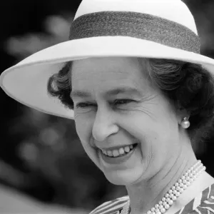 La reine Elizabeth II assiste à une fête dans le jardin à l'Hôtel Holland House pour célébrer l'or. La reine Elizabeth II assiste à une fête dans le jardin à l'Hôtel Holland House pour célébrer l'or.