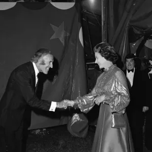La reine Elizabeth II et Bruce Forsyth assistent à la Royal Windsor Big Top Show tenue au Billy.