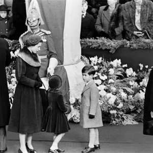 Reine Elizabeth II, avec ses enfants le prince Charles et la princesse Anne. Reine Elizabeth II, avec ses enfants le prince Charles et la princesse Anne.