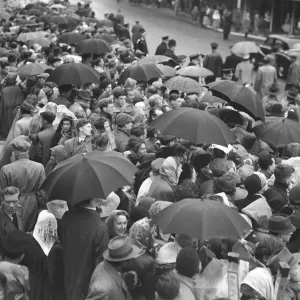 Queen Elizabeth II Coronation June 1953 Crowds awaiting the Queens Coronation Queen Elizabeth II Coronation June 1953 Crowds awaiting the Queens Coronation