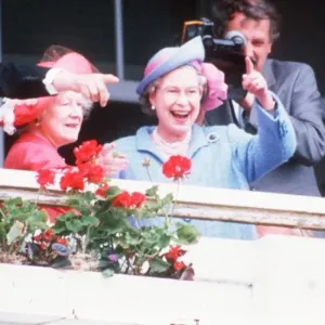 La Reina Isabel II disfrutando de las carreras en el Epsom Derby con la Reina Madre, junio de 1991. La Reina Isabel II disfrutando de las carreras en el Epsom Derby con la Reina Madre, junio de 1991.