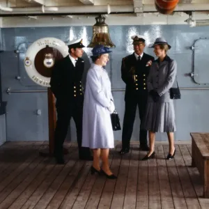 La regina Elisabetta II saluta il principe Andrea al ritorno dalle Falkland nel 1982 con il principe Filippo. La regina Elisabetta II saluta il principe Andrea al ritorno dalle Falkland nel 1982 con il principe Filippo.