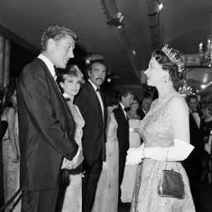 Königin Elizabeth II trifft sich mit Dick Van Dyke bei der Uraufführung von James Bond - 007 kehrt Königin Elizabeth II trifft sich mit Dick Van Dyke bei der Uraufführung von James Bond - 007 kehrt